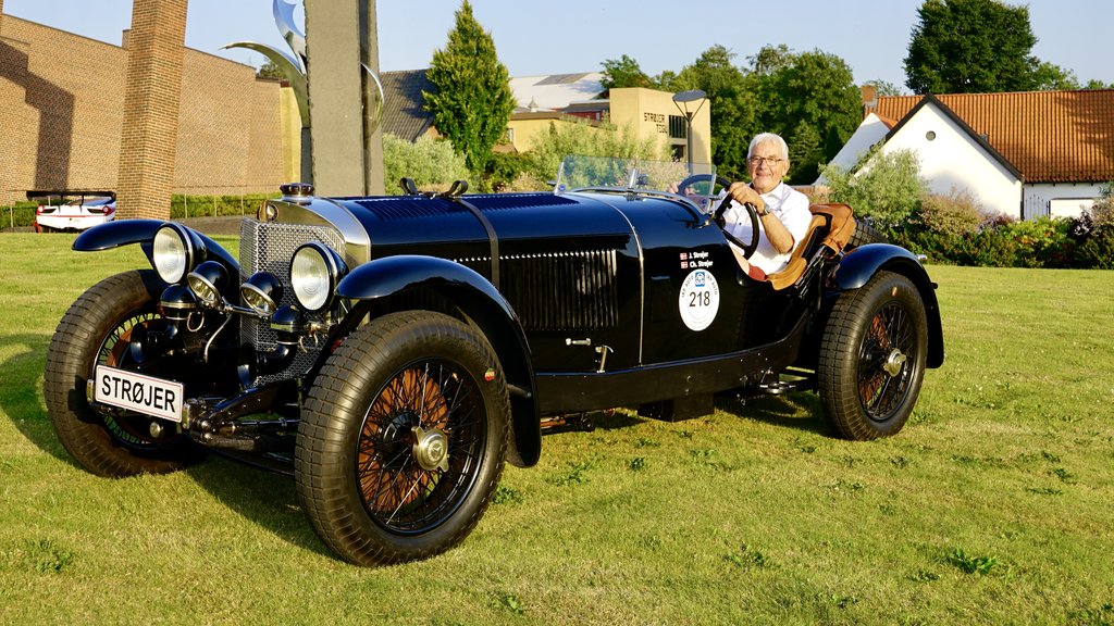 Jørgen Strøjer, ejer af Strøjer Samlingen ved Assens, kommer i en Mercedes-Benz SSK; en bil der i årene omkring 1930 blev anset for at være det ultimative i bilteknologi.
(Foto: Michael Eisenberg)